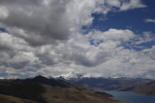 壮丽高山湖泊与云海景观