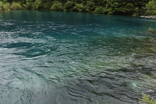 清澈蓝绿湖水的自然美景
