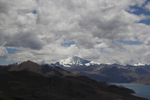 雪山云海下的壮丽山景