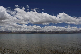 广阔蓝天与平静湖水美景