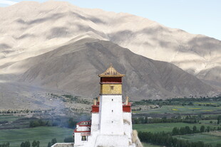 西藏白塔与壮丽山景