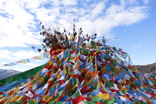 五彩经幡飘扬于天地间