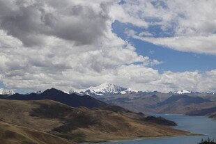 高山湖泊与云端美景