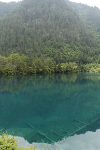 梦幻蓝湖映青山