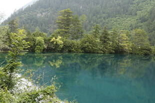 青山环抱的幽蓝澄澈湖水