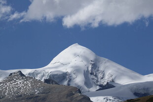 巍峨雪山壮丽景致