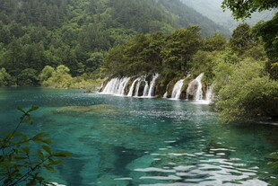 青山绿水间的秀丽瀑布