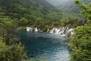 山间蓝湖瀑布秀丽景致