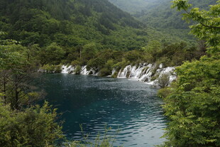 山间幽蓝湖水与瀑布景观
