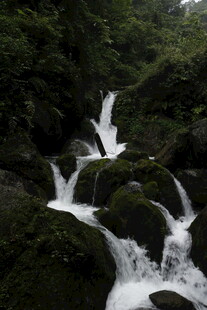 山间溪流飞瀑景观