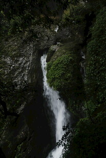 山间瀑布 绿意环绕之景