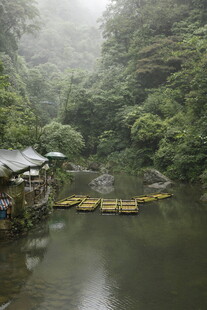 山间河畔小屋 静谧美景