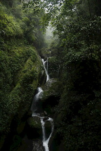 山林间的隐秘瀑布景观