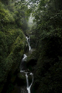 山间幽美瀑布景观