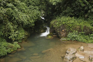 山间溪流瀑布自然美景