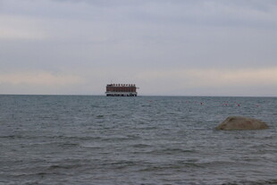 海上孤舟与礁石
