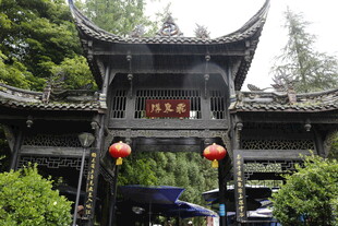 中式古牌坊 红灯点缀景致
