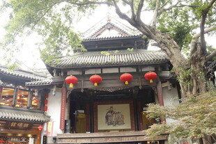 古雅中式建筑挂红灯笼