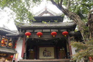 古建楼阁挂红灯笼景致