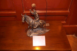骑马人物铜像展示