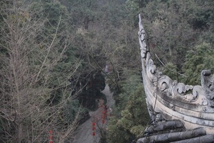 古建飞檐下的山间小径