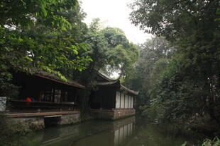 江南水乡林间古朴小屋