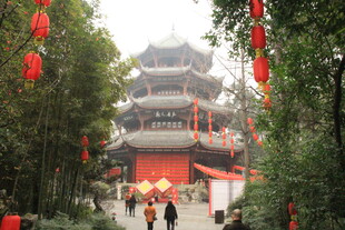 古楼红灯下的热闹景象