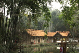 林间湖畔的古朴小屋