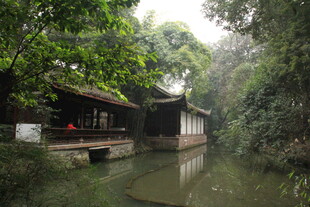 江南水乡河畔古朴小屋