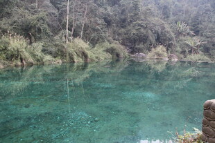 清澈碧绿的山间湖水