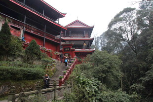 山间红瓦古建 游人漫步