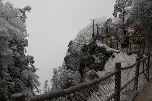 雪覆山间栈道美景