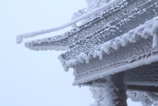 雪覆古建屋檐 银装素裹