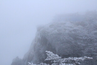 雾中覆雪山峦美景