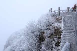 雪覆山巅的观景台
