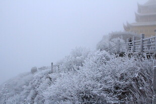 雪覆山崖的冬日景观