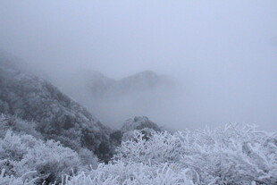 雪覆山峦 云雾缭绕之景