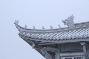 中式古建筑屋檐一角