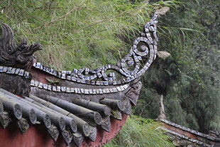中式古建筑屋檐精美雕刻