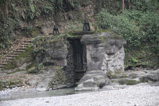 山间古朴石制建筑遗迹