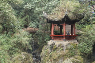 山林中的中式古风小亭