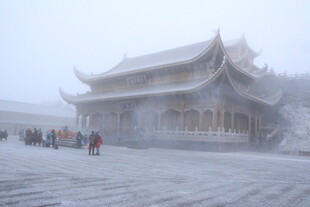雪覆古建 游人漫步赏景