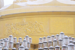 金色圆顶建筑与白色雕塑