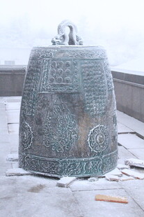 古老铜钟覆雪显沧桑