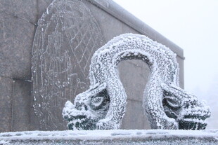 雪覆双龙雕塑 尽显古韵