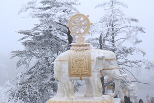 雪中精美雕塑