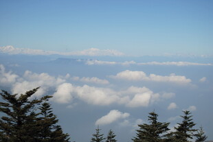 高山云海间的壮美景色