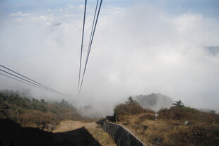 山间索道穿云雾