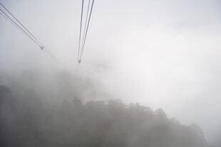 云雾中缆车穿梭山间
