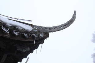 中式屋檐覆雪景象